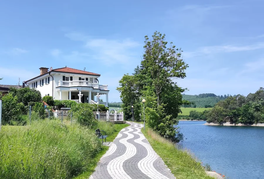 Geschwungener Weg entlang der Uferpromenade am Diemelsee