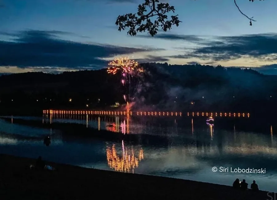 Feuerwerk über dem Diemelsee bei Nacht