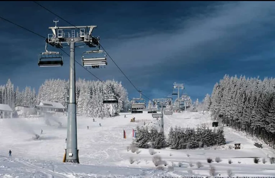 Verschneite Skipiste mit Sesselbahn im Upland