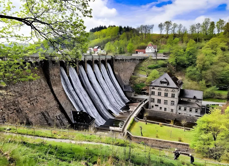 Die Staumauer des Diemelsees