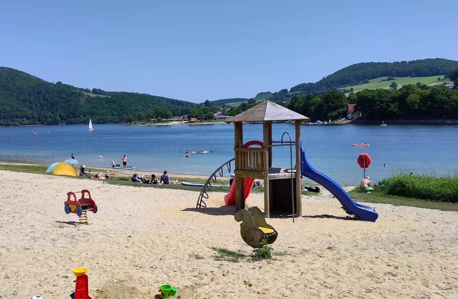 Sandstrand am Diemelsee mit Spielplatz